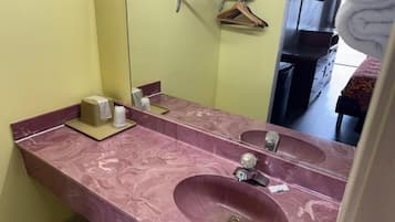 Bathtub, towels, soap, shampoo