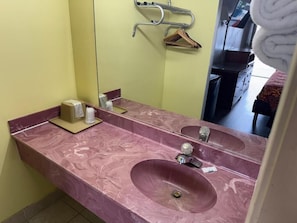 Bathtub, handuk, sabun, dan sampo
