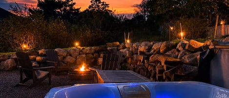 Outdoor spa tub