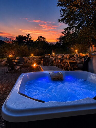 Historic Bruce House | Hot Tub, Fire Pit &AC