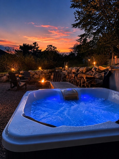Historic Bruce House | Hot Tub, Fire Pit &AC