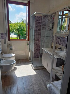 A modern bathroom with a shower, toilet, and sink. - Detached house, A/C, free parking, big garden, patio and Solarium with shower (Como)