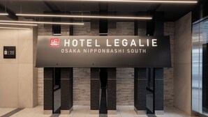 En hotellskylt med namnet ”HOTEL LEGALIE” och platsen ”OSAKA NIPPONBASHI SOUTH”.