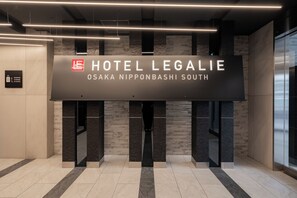 Ein Hotelschild mit dem Namen 'HOTEL LEGALIE' und dem Aufschrift 'OSAKA NIPPONBASHI SOUTH'.