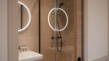 Estudio Confort, baño en la habitación | Baño | Secadora de cabello, toallas, jabón, shampoo