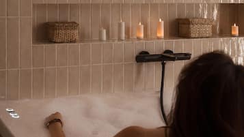 Romantic Studio, Ensuite | Indoor spa tub