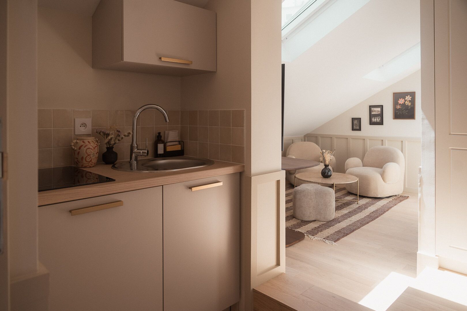 Comfort Apartment, Ensuite | Shared kitchen | Mini-fridge, microwave, stovetop, cookware/dishes/utensils