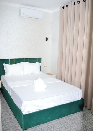 Quarto casal ou duplo standard, sacada | Cofres nos quartos, ferros/tábuas de passar roupa, Wi-Fi de cortesia