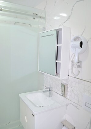 Quarto casal ou duplo standard, sacada | Banheiro