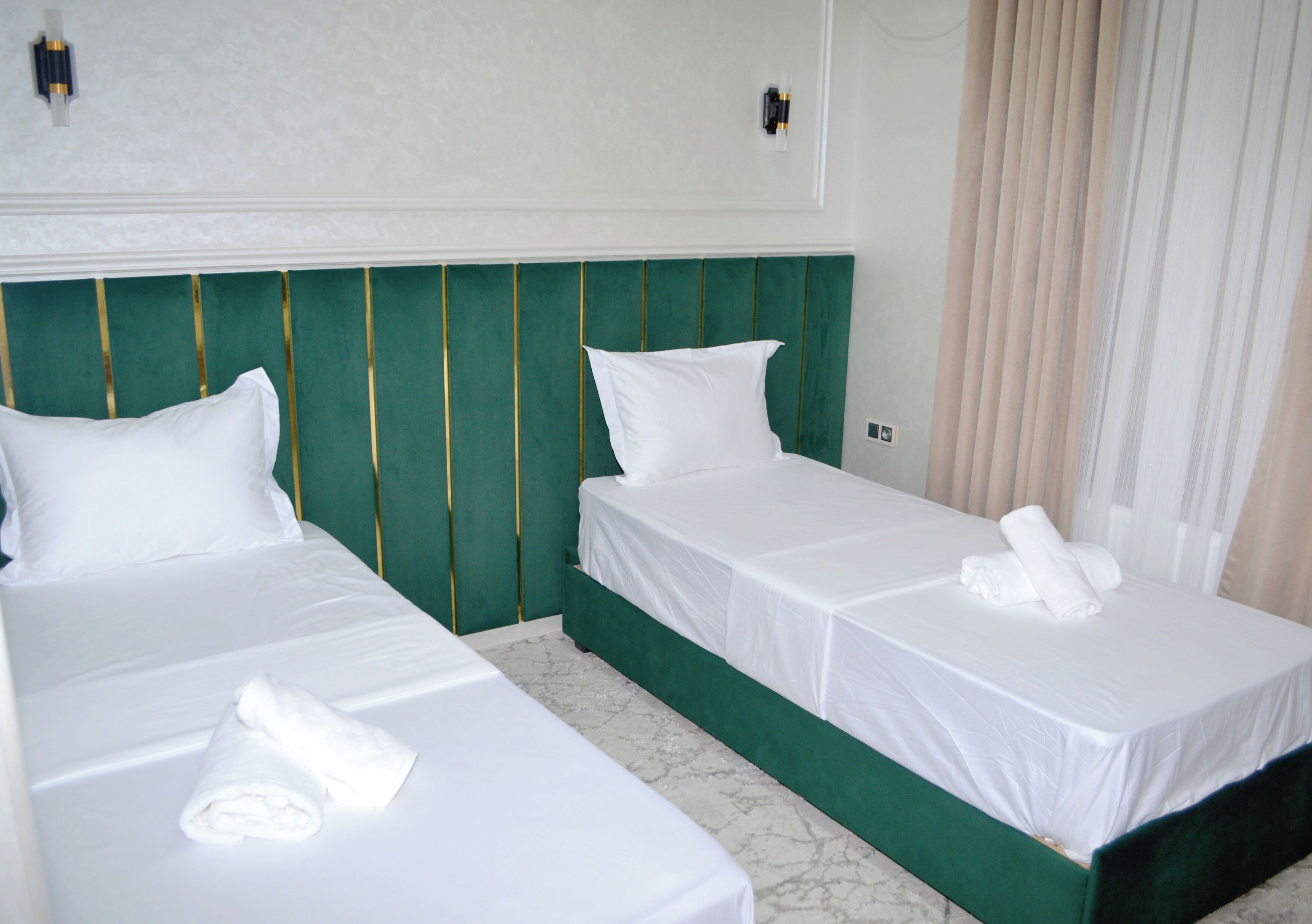 Quarto casal ou duplo standard, sacada | Cofres nos quartos, ferros/tábuas de passar roupa, Wi-Fi de cortesia