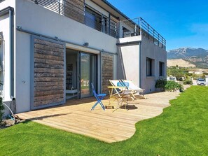 A modern house with a wooden deck, outdoor seating, and a mountain view. - Stunning villa with a private pool, 20 minutes from the beaches and 10 minutes from the airport (Sotta)