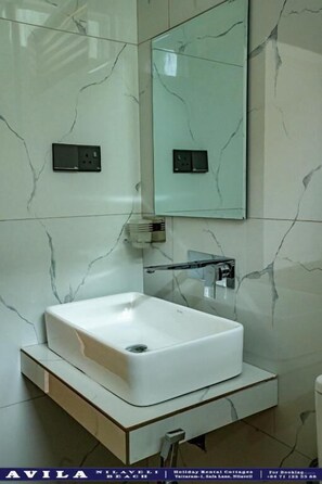 Camera familiare, vista giardino | Bagno | Asciugacapelli, asciugamani, sapone, shampoo