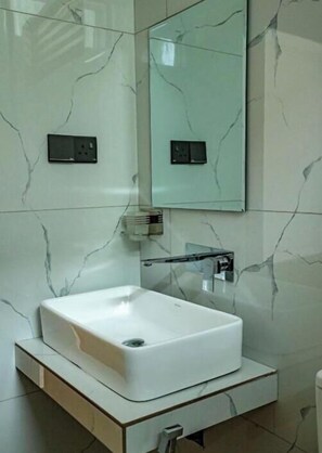 Family Room, Garden View | Bathroom | Hair dryer, towels, soap, shampoo - Avila Nilaveli Beach (Nilaveli)