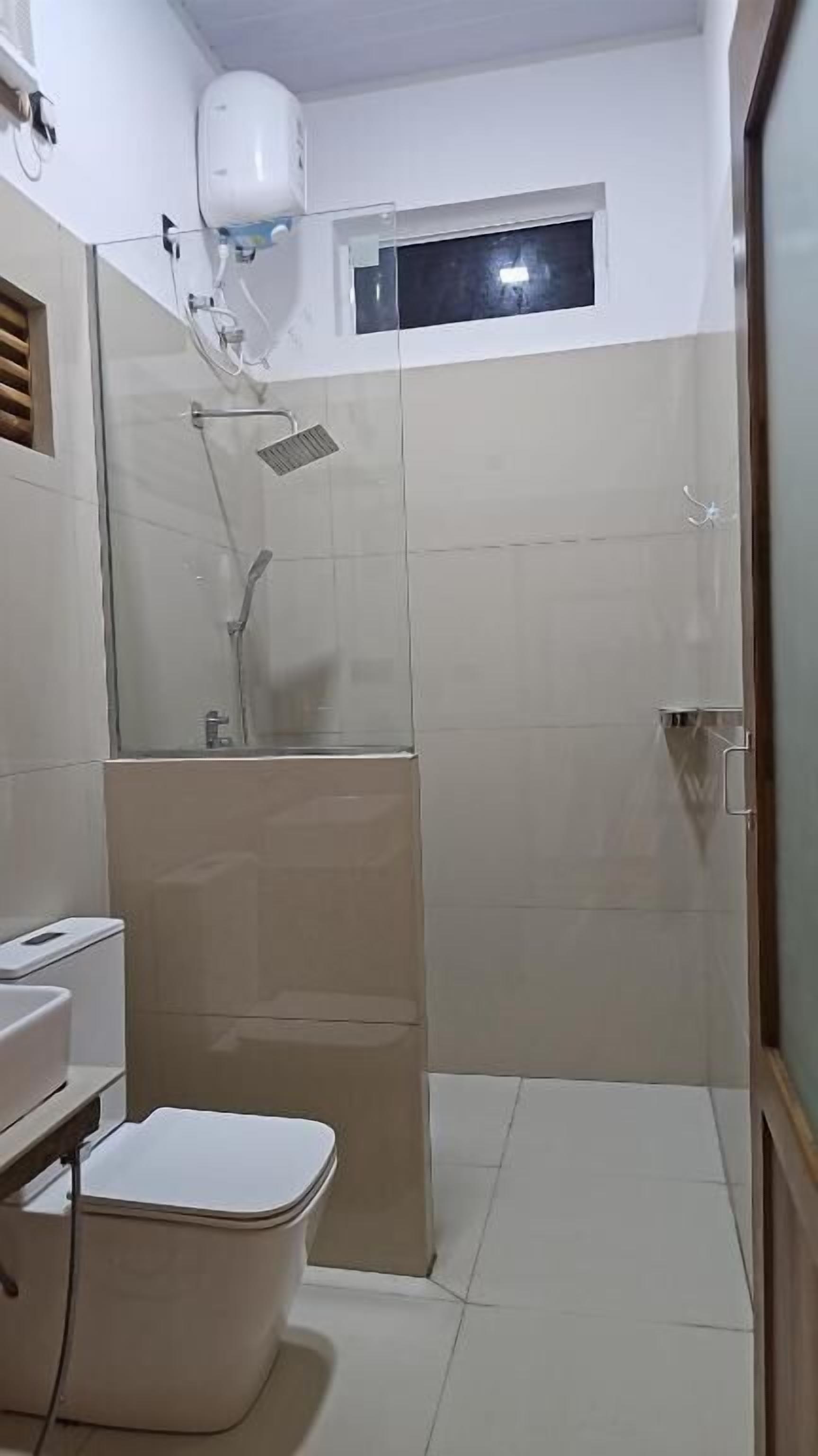Kamar Keluarga, pemandangan kebun | Kamar mandi | Pengering rambut, handuk, sabun, dan sampo