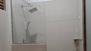 Kamar Keluarga, pemandangan kebun | Kamar mandi | Pengering rambut, handuk, sabun, dan sampo