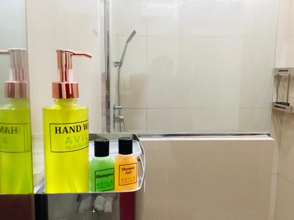 Familiekamer, uitzicht op tuin | Badkamer | Een haardroger, handdoeken, zeep, shampoo
