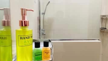 Familiekamer, uitzicht op tuin | Badkamer | Een haardroger, handdoeken, zeep, shampoo