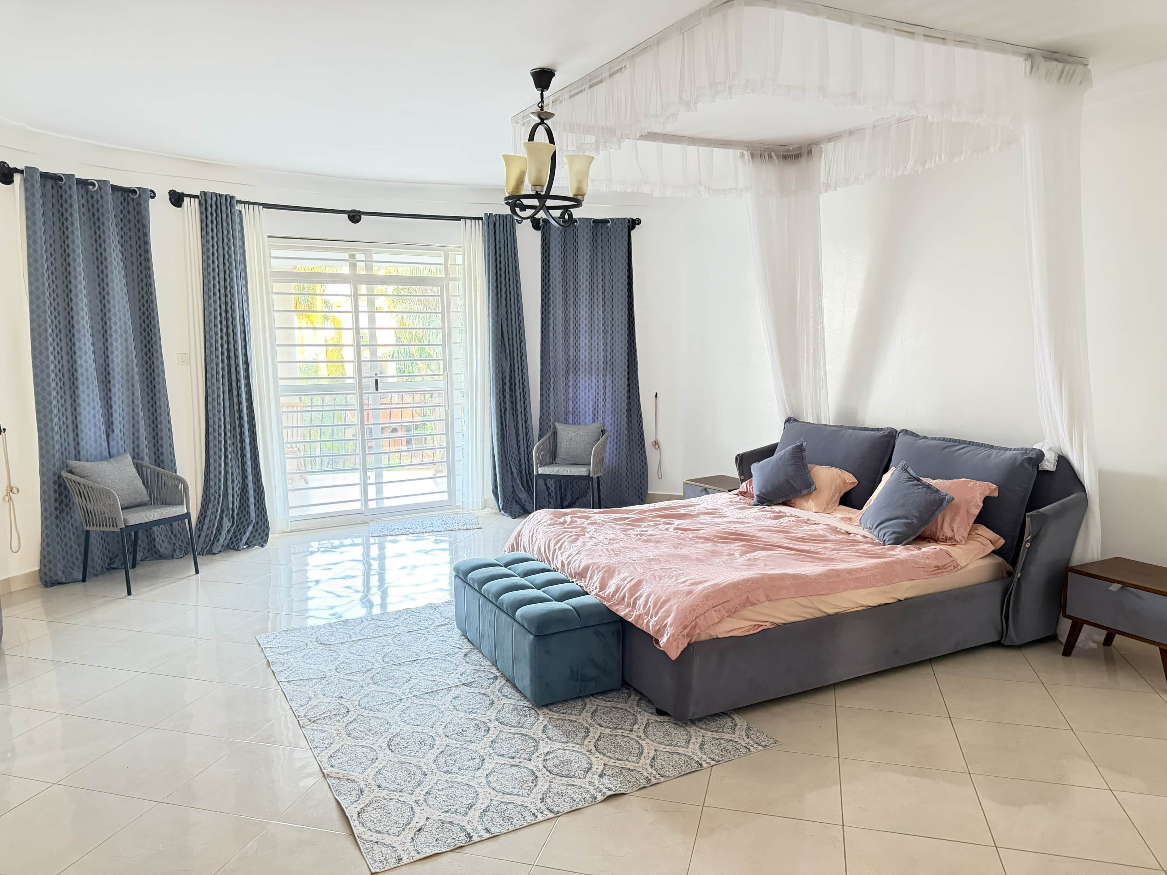 4 bedrooms, iron/ironing board, WiFi, bed sheets