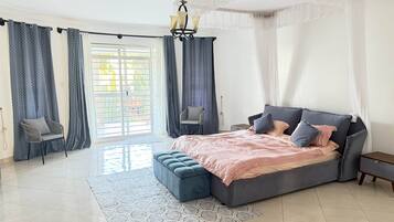 4 bedrooms, iron/ironing board, WiFi, bed sheets