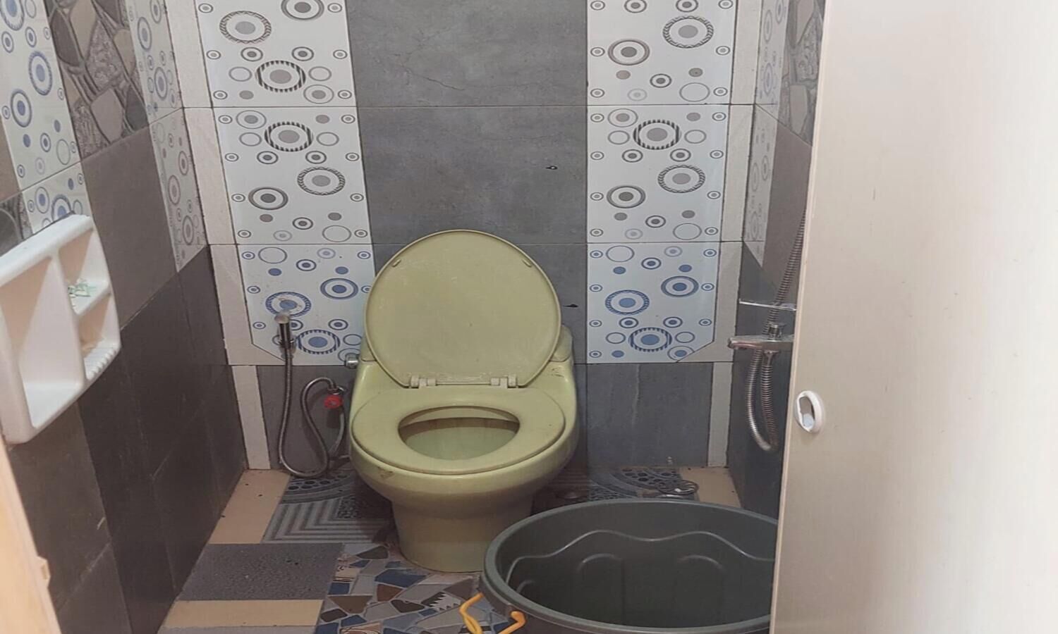 Pieni kylpyhuone, jossa on wc, suihku ja pesuallas.