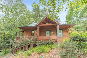 Exterior - Heart of Helen Cabin (Helen)