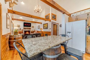 Dining - Heart of Helen Cabin (Helen)