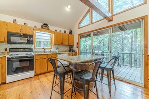 Coffee/tea maker, fridge, microwave, oven - Heart of Helen Cabin (Helen)