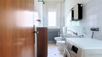 Doccia, bidet, asciugamani