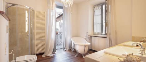 Doccia, asciugacapelli, bidet, asciugamani