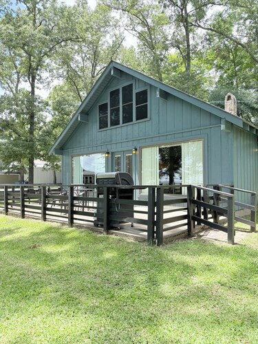 Pendleton Paradise Waterfront Cabin on Lanan Bay