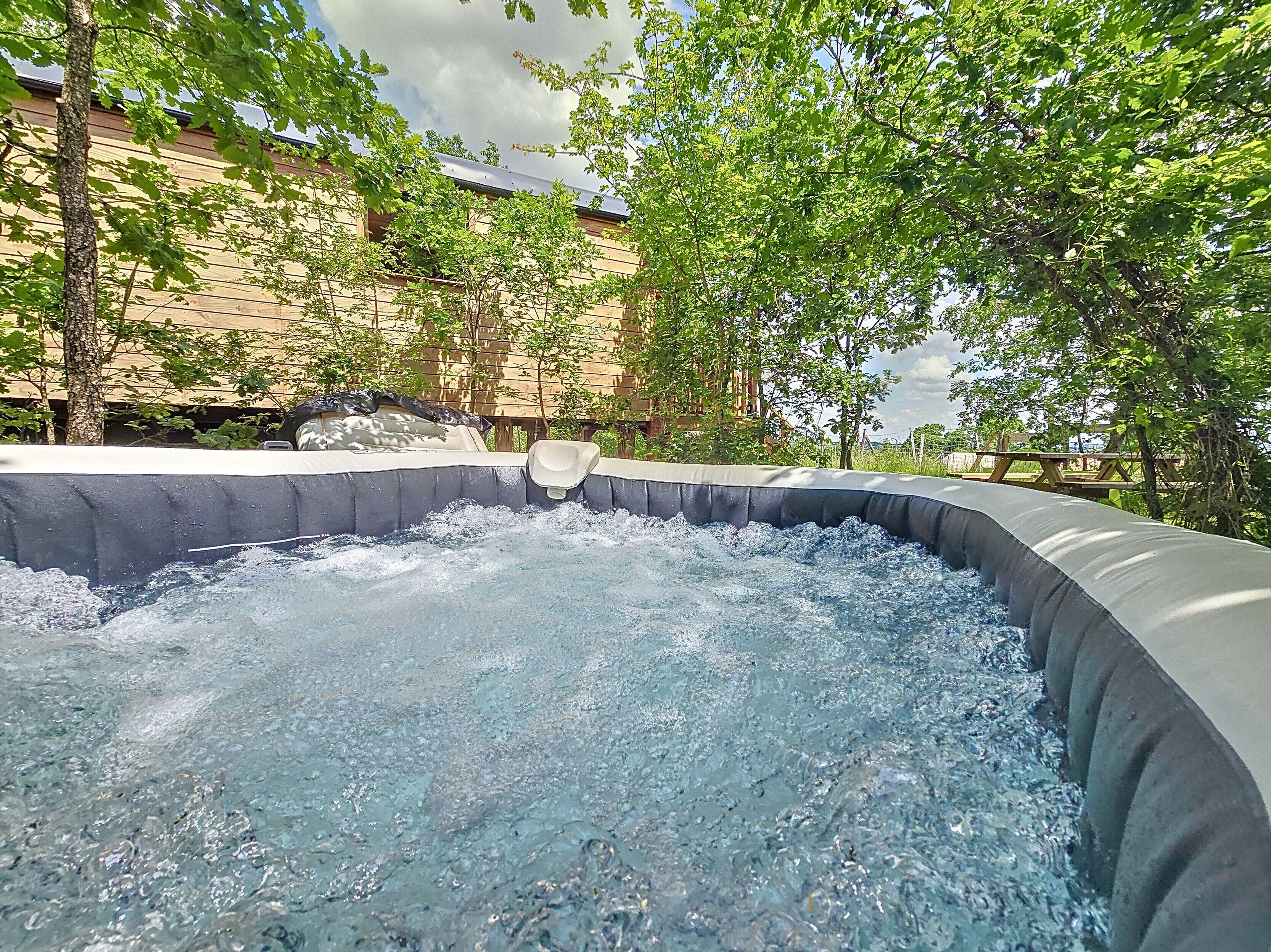 Bañera de hidromasaje al aire libre