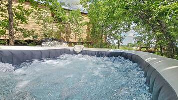 Bañera de hidromasaje al aire libre