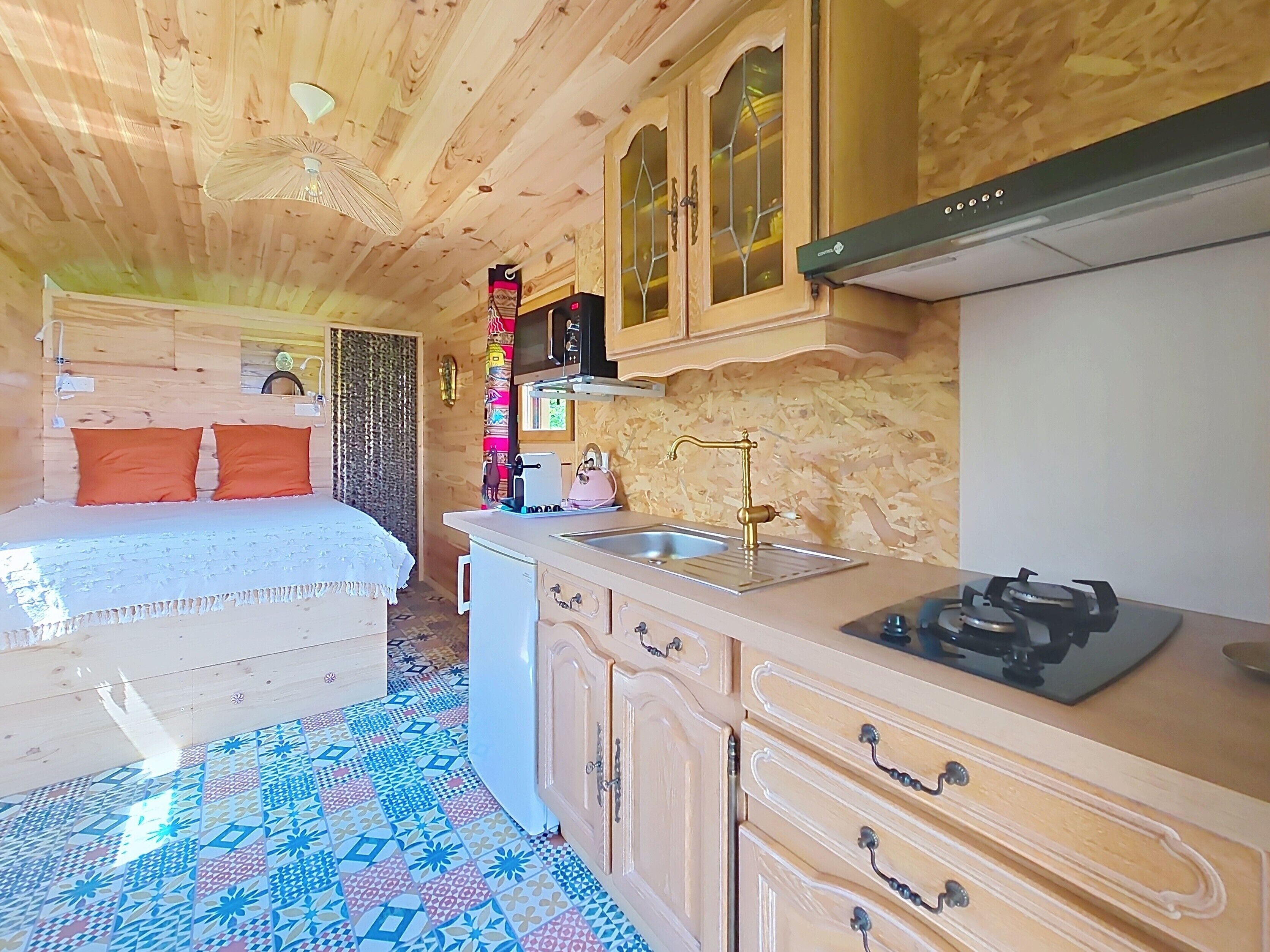 Frigorífico, microondas, placa de cocina y cafetera o tetera
