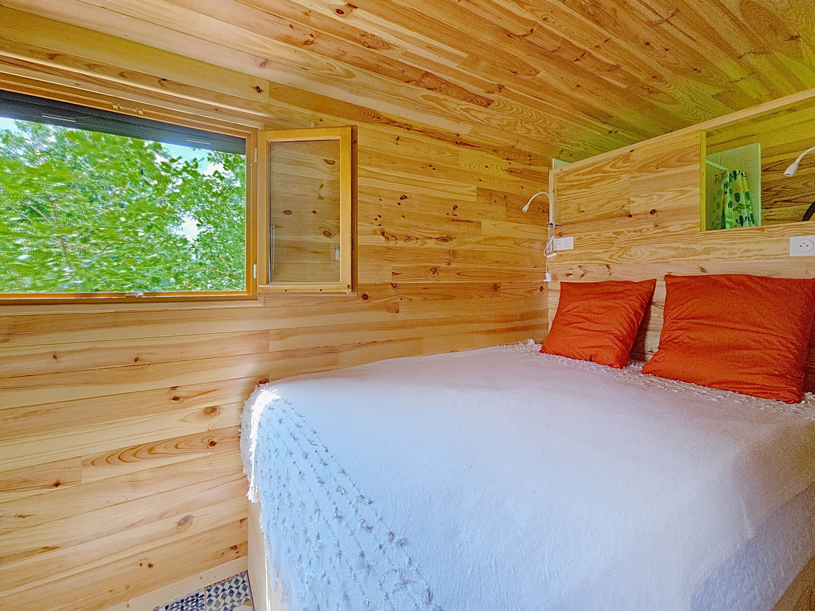 1 bedroom, bed sheets