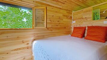 1 bedroom, bed sheets