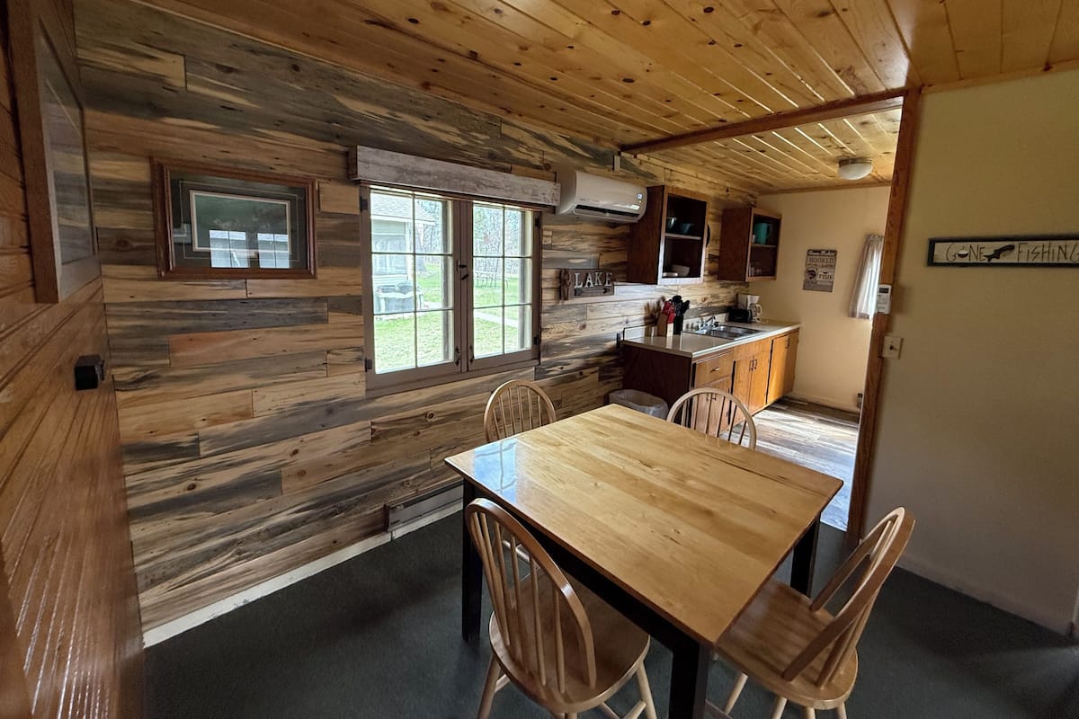 Cabin, Lake View (Cabin 6) | In-room dining