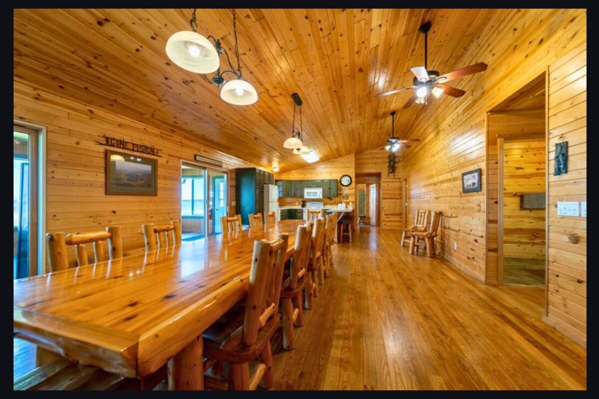 Deluxe Cabin, Lake View (Musky) | In-room dining