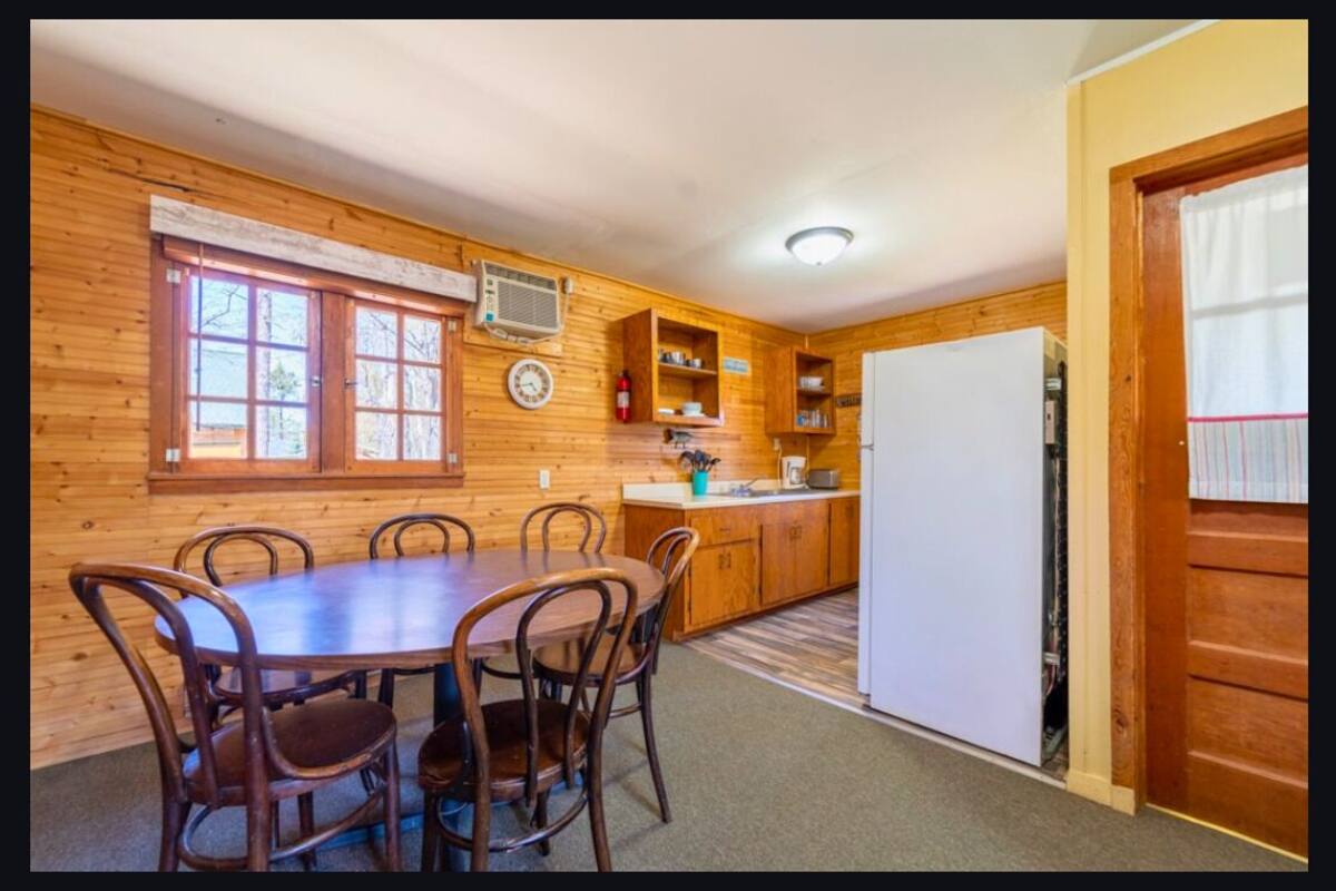 Basic Cabin, Lake View (Cabin 9) | In-room dining