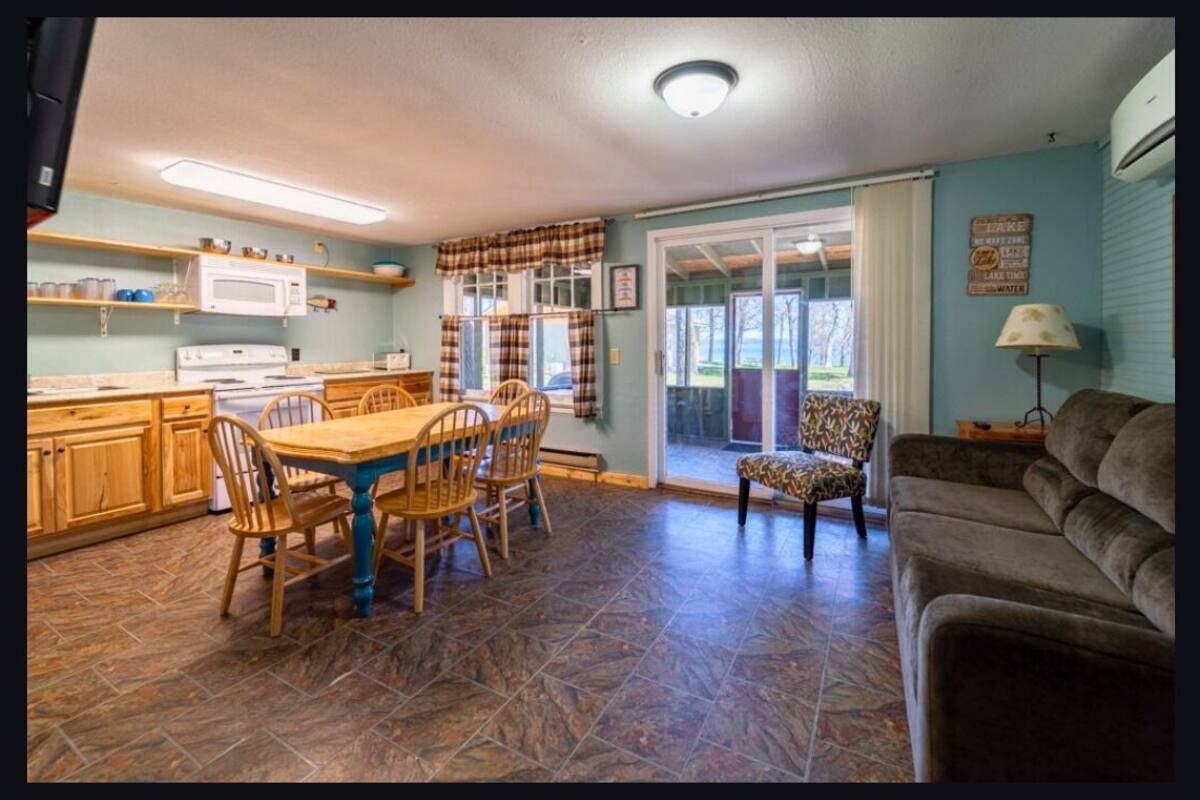 Basic Cabin, Lake View (Cabin 3) | In-room dining
