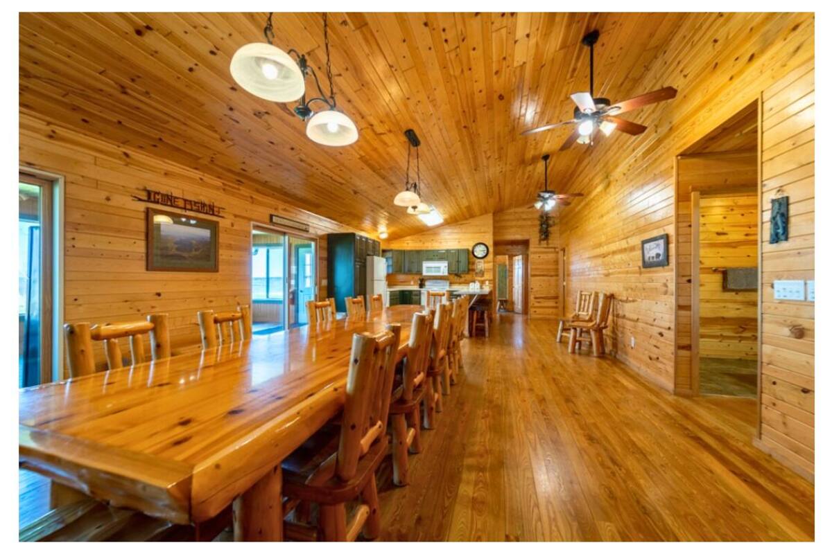 Deluxe Cabin, Lake View (Musky) | In-room dining