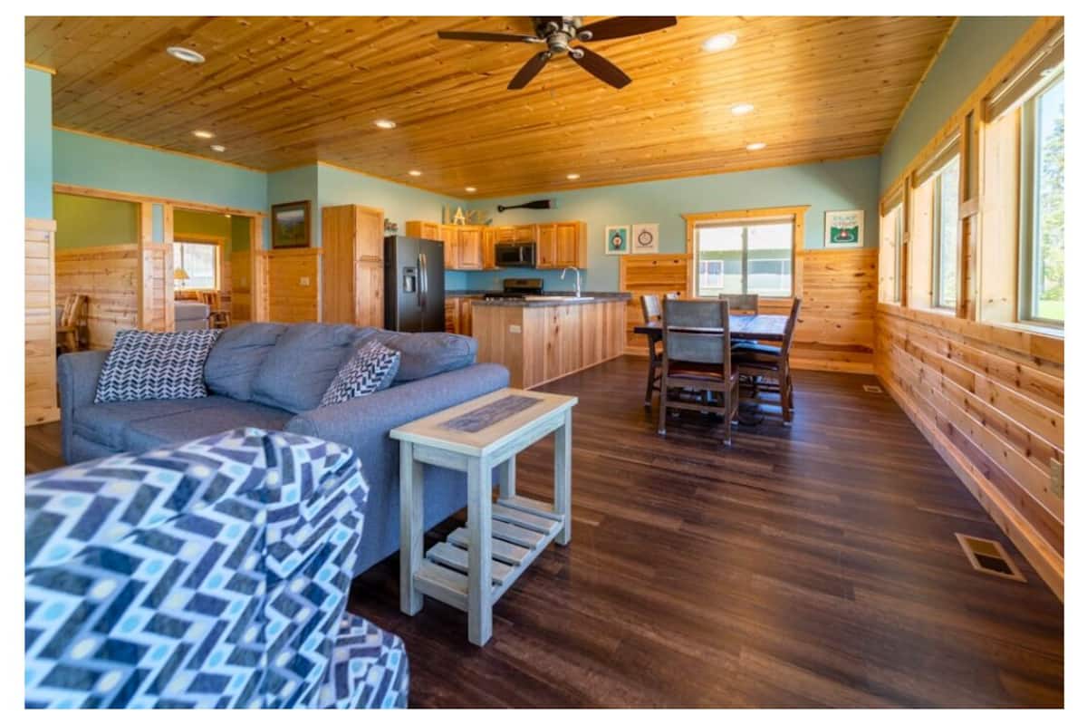Cabin, Lake View (Sunfish) | In-room dining