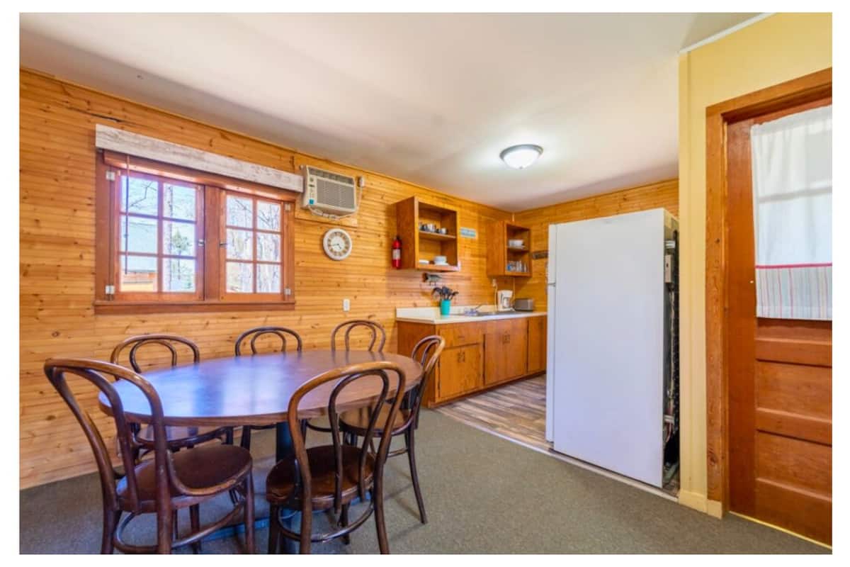 Basic Cabin, Lake View (Cabin 9) | In-room dining