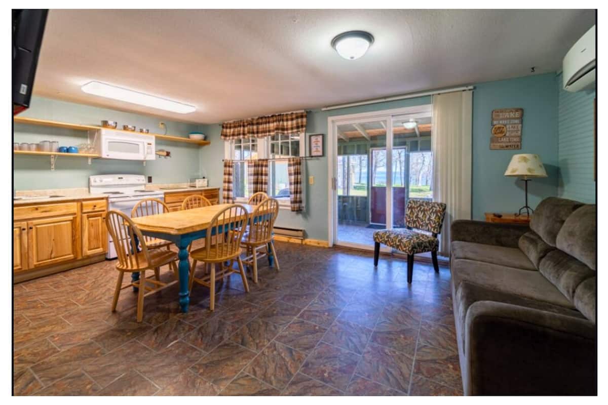 Basic Cabin, Lake View (Cabin 3) | In-room dining