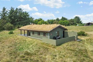 Exterior - Holiday home in coastal nature with turf roof (Løkken)