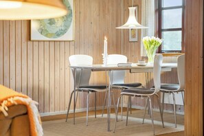 Dining - Holiday home in coastal nature with turf roof (Løkken)