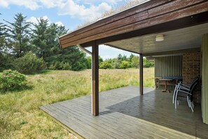 Terrace/patio - Holiday home in coastal nature with turf roof (Løkken)
