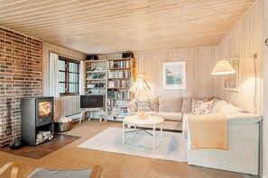 Living area - Holiday home in coastal nature with turf roof (Løkken)