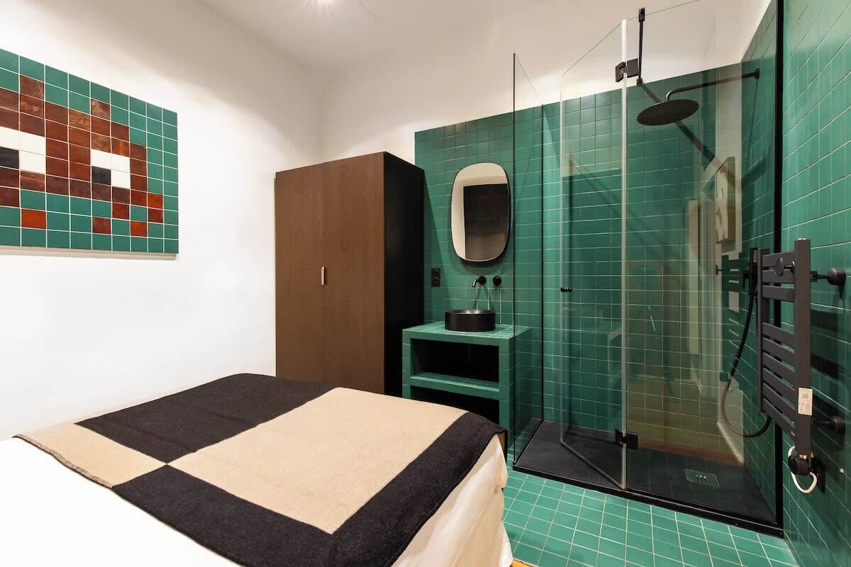 Habitació amb llit, armari, rentapel o i plat de dutxa.