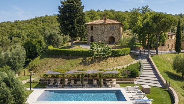 A stone building with a pool, surrounded by a well-manicured lawn and trees. - Nice apartment for 4 people with WIFI, pool, A/C, TV, patio and pets allowed (Panicale)
