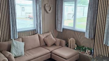 Smart-TV, Kamin, DVD-Player, Bücher
